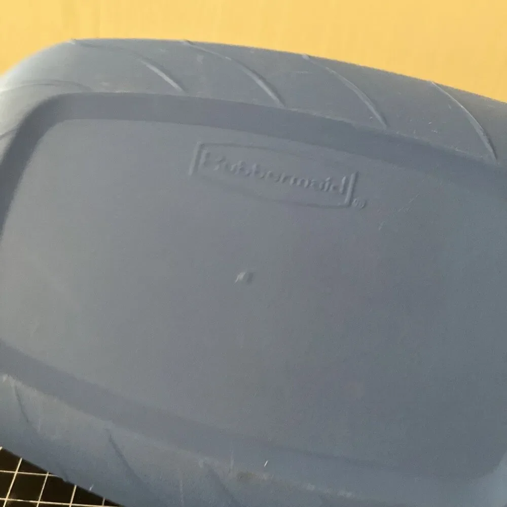 Rubbermaid Servin Saver Blue Easy Tab Lid 553J 553K Size D 9-3/4” X 6-1/2”